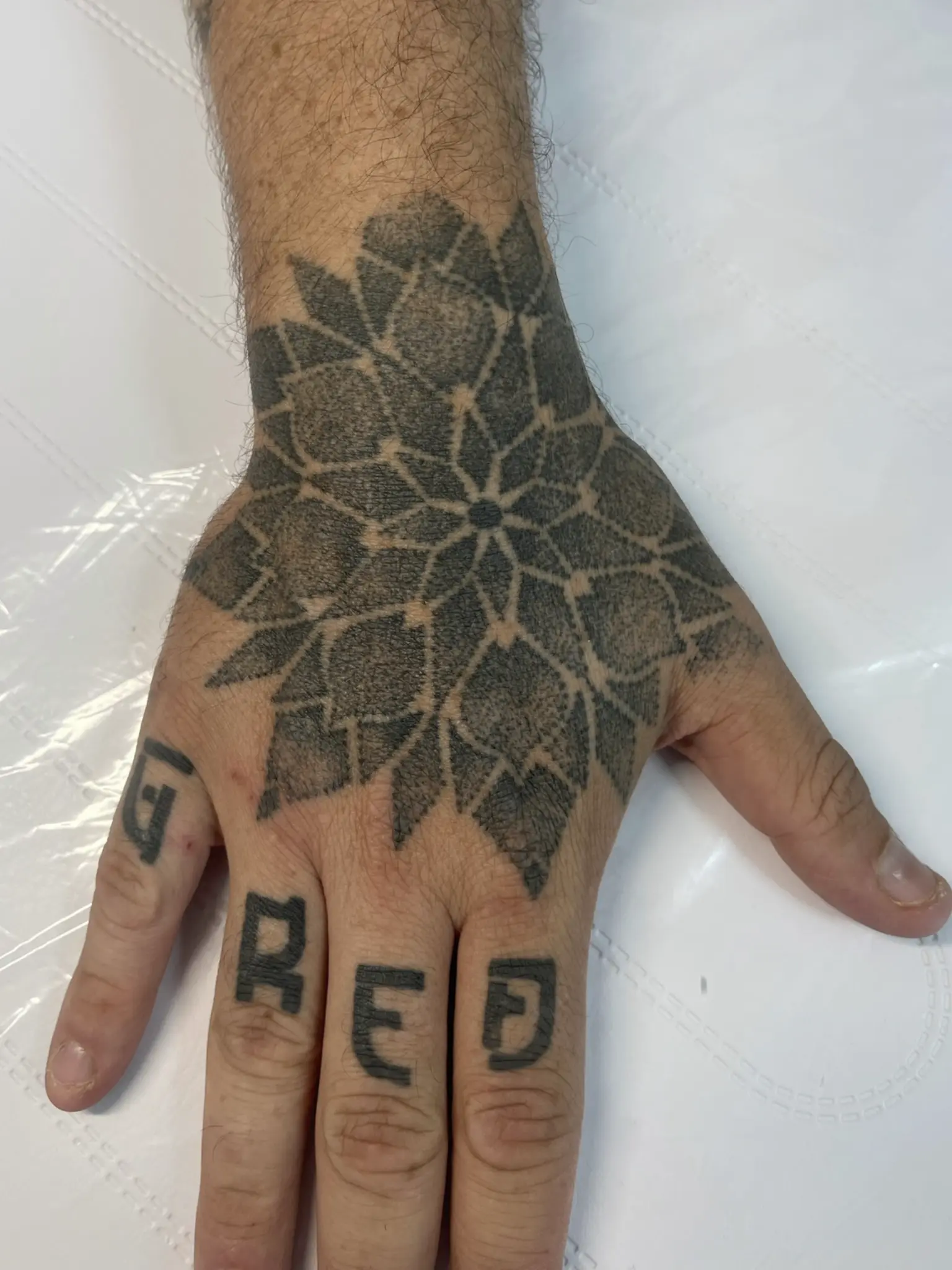 Avant — Mandala et lettrage main — retrait complet