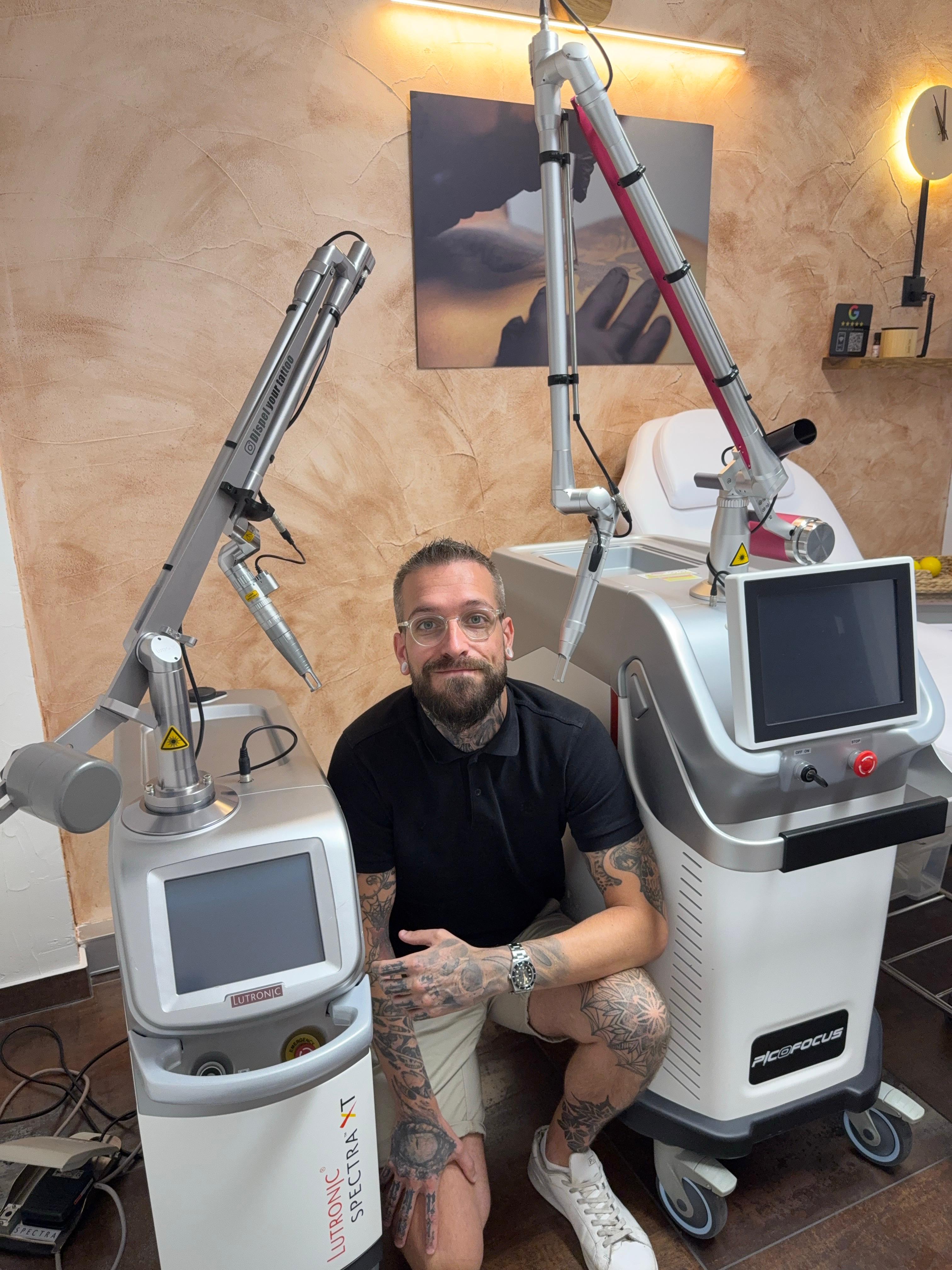 Portrait du praticien spécialiste en détatouage laser chez Dispel Your Tattoo à Martigny